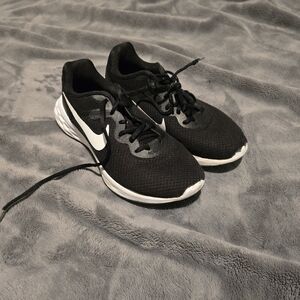 Men's 7.5 Used Nike Shoes in black and white